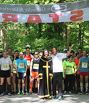 Ein Münchner Kindl gab das Startsignal für den 5.000 und 10.000 m Lauf (©Foto: Martin Schmitz)
